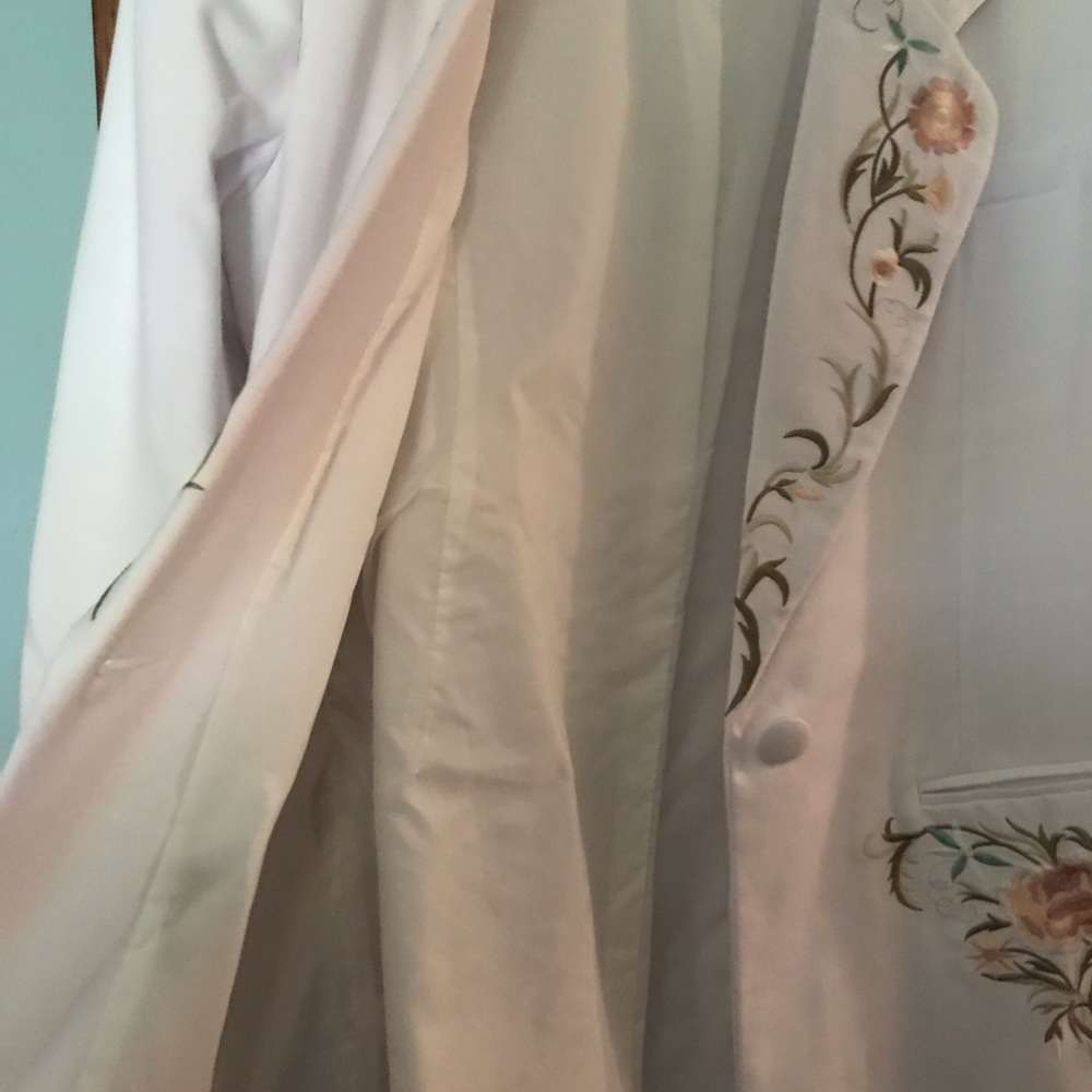 Executive Collection White Suit with Jacket and matching skirt, peach embroidery - Picture 3 of 8
